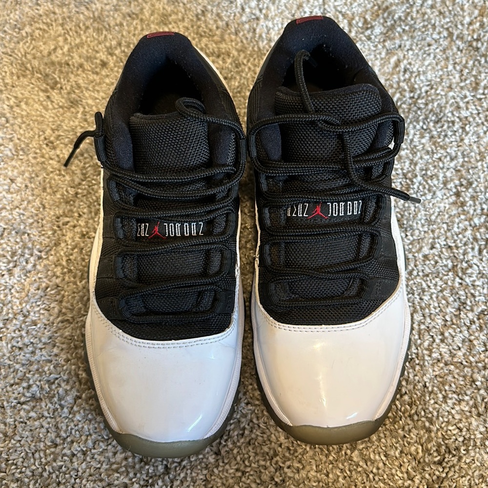 Jordan 11 Low Tuxedo